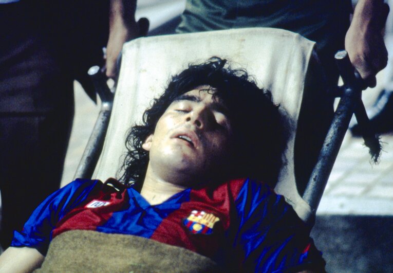 バルサ時代、担架で運ばれるマラドーナ　©Yoshiyuki Kurai