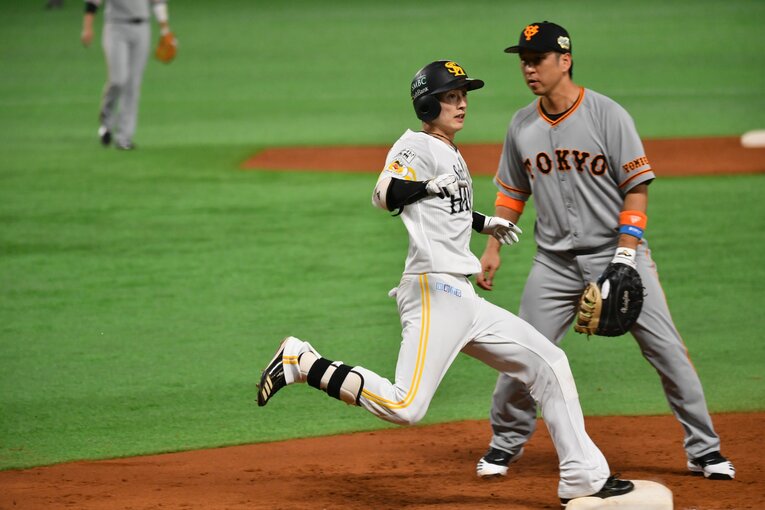 悠々と2塁に達した周東　(C)Hideki Sugiyama