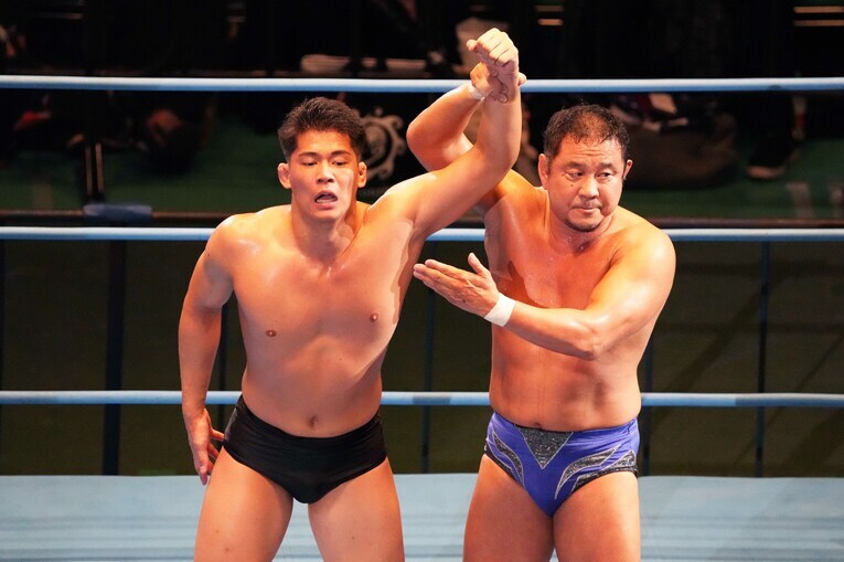 安齊勇馬を讃える永田裕志