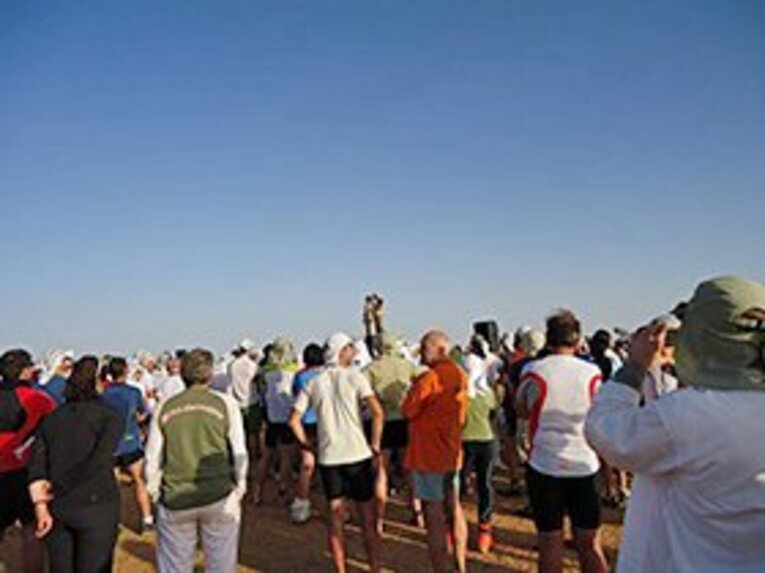 主催者パトリック氏の説明も青空の下で