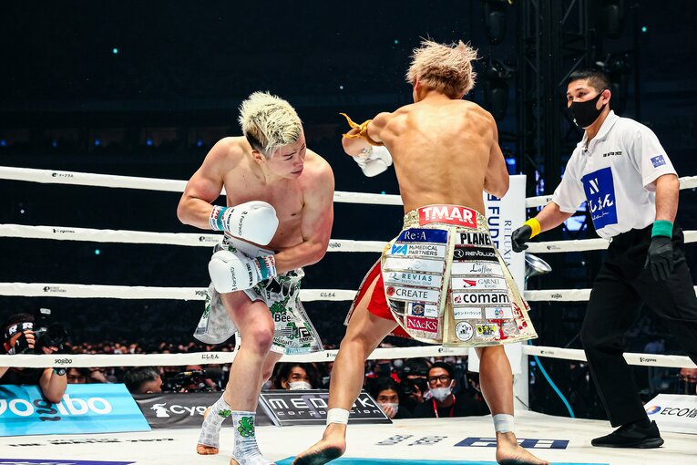 那須川天心が武尊からダウンを奪ったカウンターの左フック（連続写真）　©THE MATCH 2022/Susumu Nagao