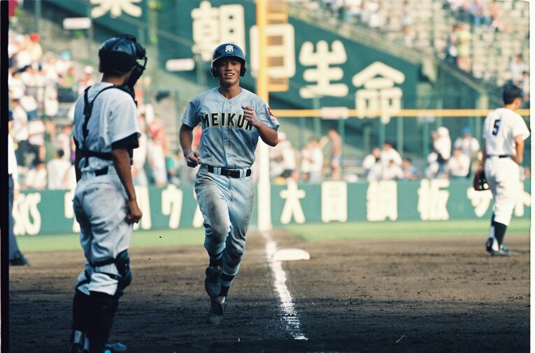 1993年夏の甲子園で新潟明訓史上初のホームランを放った高山通史　©︎Asahi Shimbun
