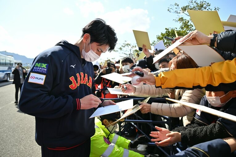 子どもたちを中心に要望に応えていく佐々木 ©Hideki Sugiyama