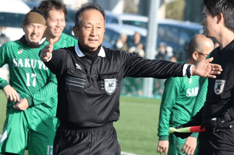 作陽vs水島工業のOB戦で主審を務めた青木隆さん（66歳） ／ photograph by Takahito Ando