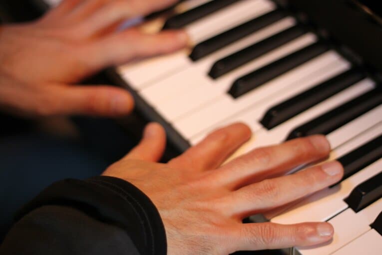 右手人差し指は第一関節から先がない。大学4年のとき、バイク清掃中に、チェーンに巻き込まれた。今も血行は戻らず、「この指だけ寒さに弱い。なので、この指で寒さを感じ、凍傷にならないように気をつけていました」と語る　©Kei Nakamura