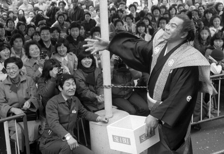 1981年2月、東京・池袋のデパートで豆まきをする新大関・千代の富士　©︎KYODO