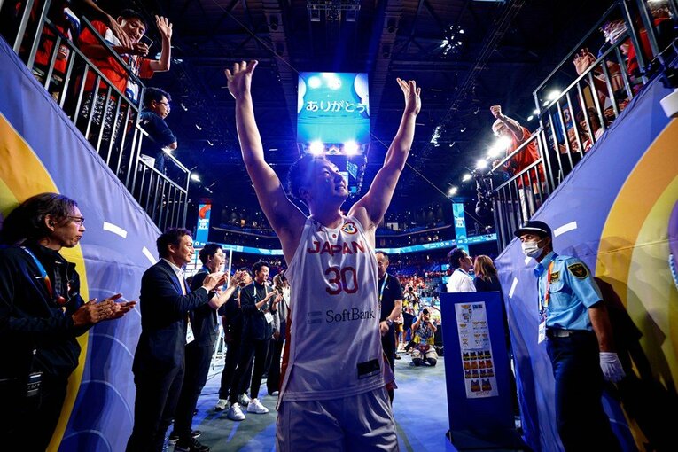 ファンに手を振る富永　©︎FIBA