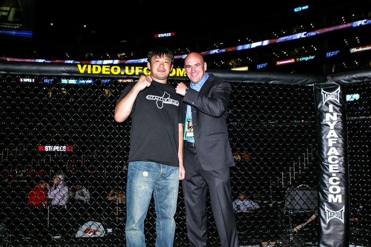 2006年5月、UFCを視察した桜庭とダナ・ホワイト代表の2ショット