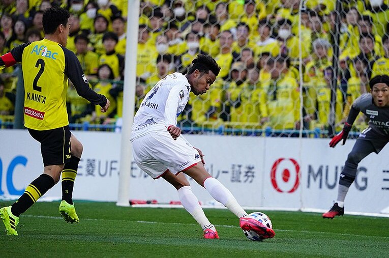 鹿島との練習試合でも好調ぶりをアピールした鈴木武蔵。Jリーグ再開後の活躍を期待したい。 ／ photograph by J.LEAGUE