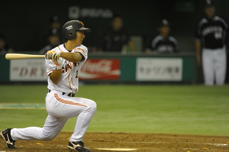 2006年から2010年まで5年連続3割・30本を達成していた小笠原道大は、“違反球”こと飛ばないボールが使用された2011年、打率.242、5本塁打という低調な成績に終わった ©Number