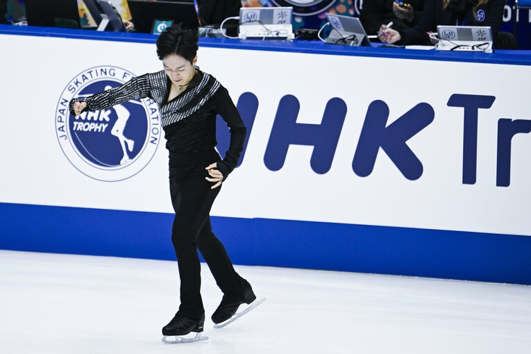 NHK杯ショートの演技を終え「思わずガッツポーズ」の鍵山　（1枚目／2枚中） ©︎Asami Enomoto