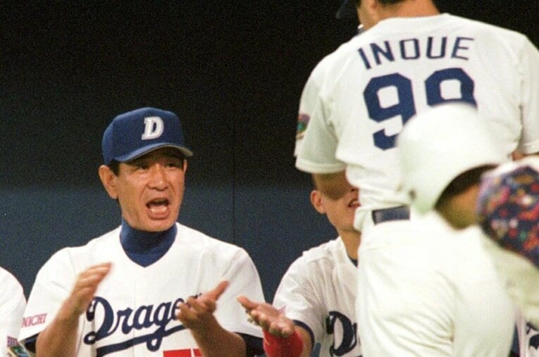 ホームランを打った井上を出迎える星野監督（1999年）　©SANKEI SHIMBUN