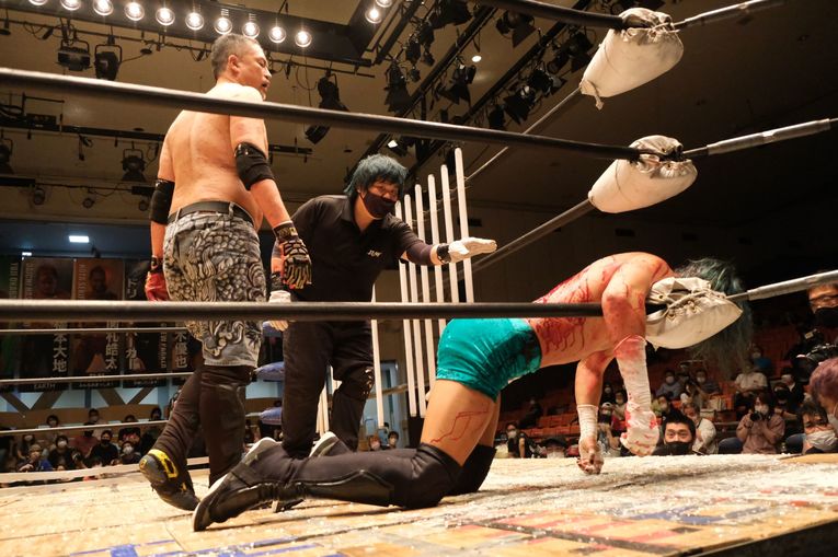 デスマッチファイター・ドリューは血がドクドク流れても試合を止めなかった 「ケガある、傷ある。でもやる。大好きだから」(11)