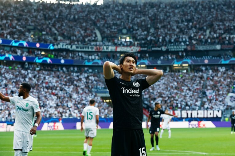 「“鎌田大地と守田英正が一緒に写った1枚”を狙いたいけど…」「長谷部誠はすでにコーチのように」CL日本人対決と“美しい夕焼け”撮影ウラ話(11)