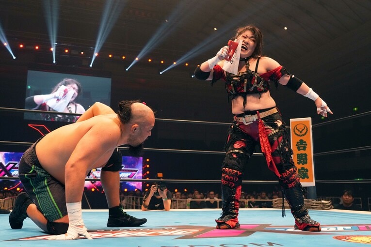 自ら頬にステープラーの針を打ち込む鈴季すず。オーカーンもあ然　©Essei Hara