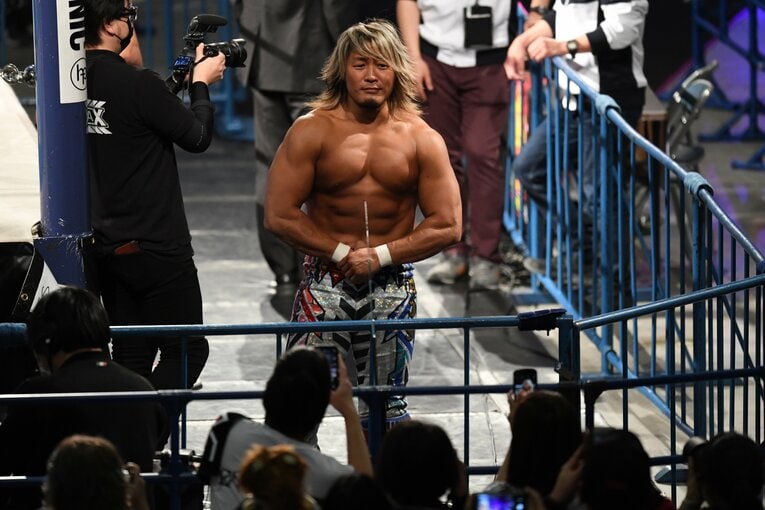 ポーズをとる棚橋弘至