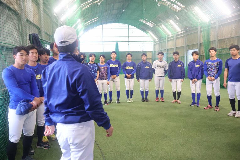 鹿児島城西高の監督に就任した道端。現在の指導風景　©Fumi Sawai