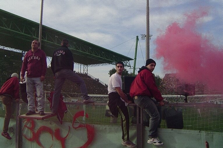 潜入写真！無法ウルトラスの実態。スタジアム内を包む炎に発煙筒……。(13) ／ photograph by Takashi Yuge