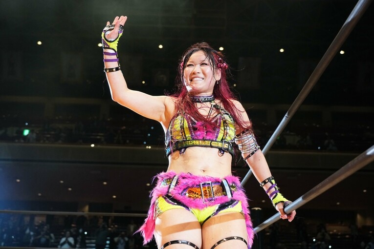 ファンに応えるイヨ・スカイ　©Essei Hara