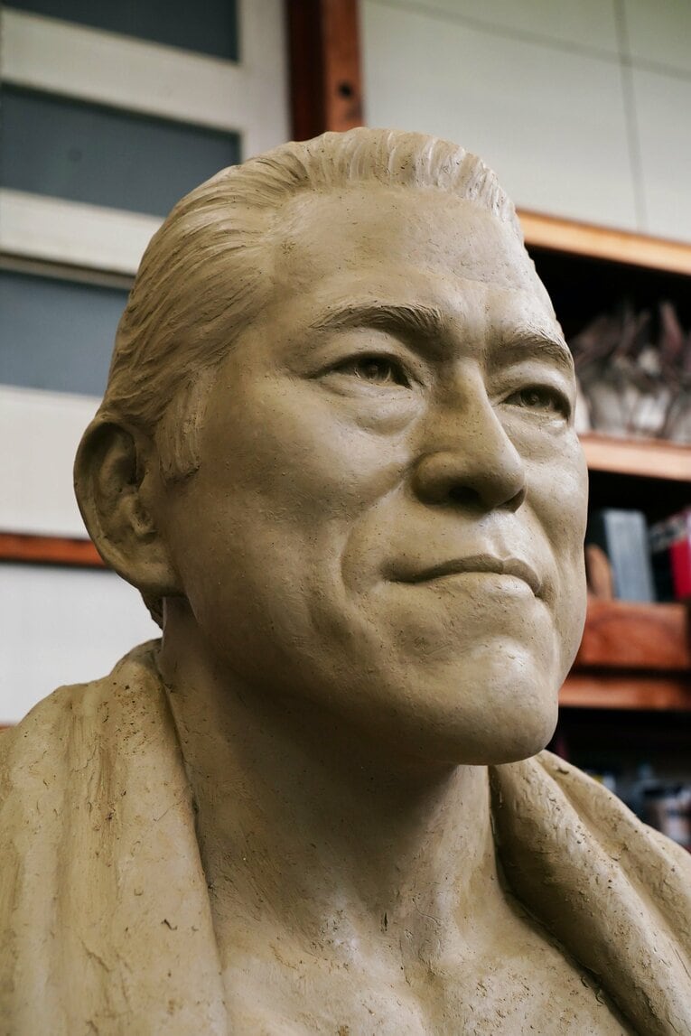 制作過程の粘土の猪木像は目が少し大きく作られていた