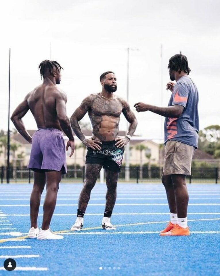 バキバキの肉体を披露するNFLボルチモア所属のトップ選手オデル・ベッカム・ジュニア　NFL公式インスタグラムより