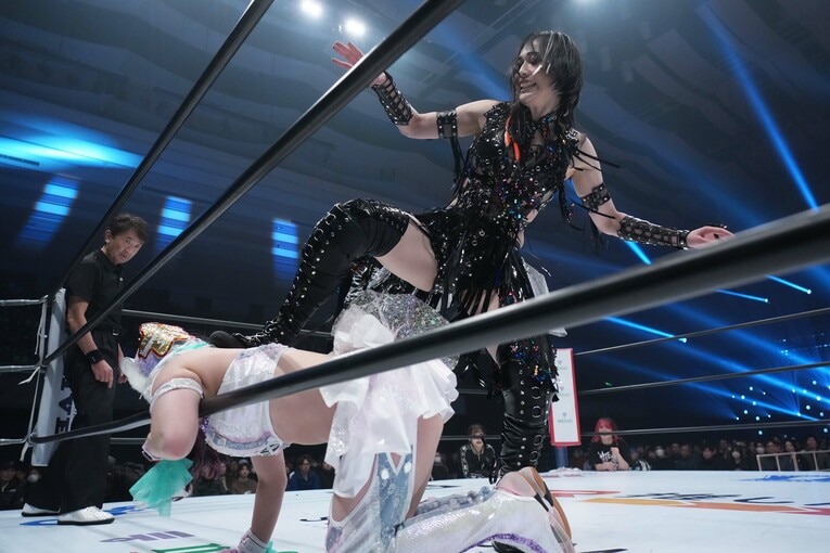 スターライト・キッドを踏みつける上谷沙弥　©Essei Hara