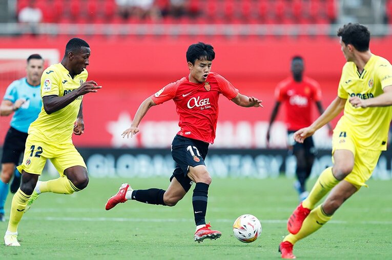 「クボ、ユニフォームちょうだい！」久保建英の“ティキタカ”は地元の子供、タクシー運転手にも人気… ビジャレアル相手に見せた敬意とは〈激写〉(23)