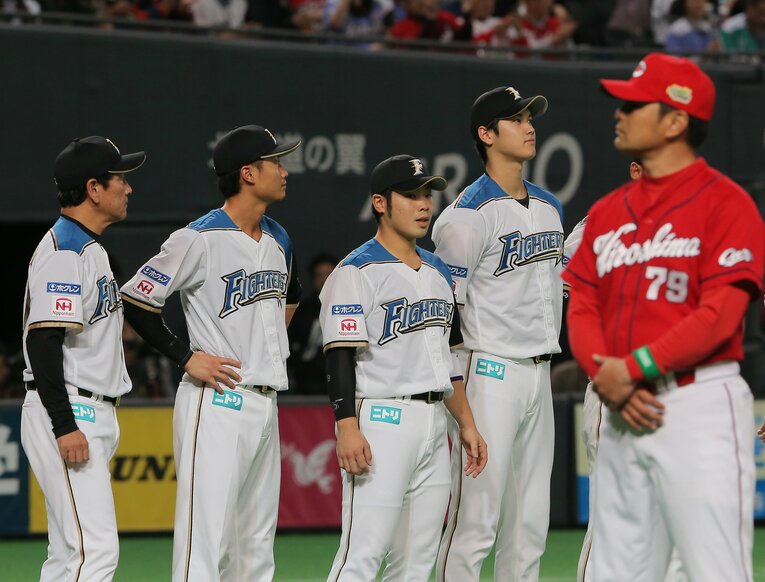 2016年の日本シリーズで大谷（右から２人め）の隣整列する近藤。左は栗山監督　©︎JIJI PRESS