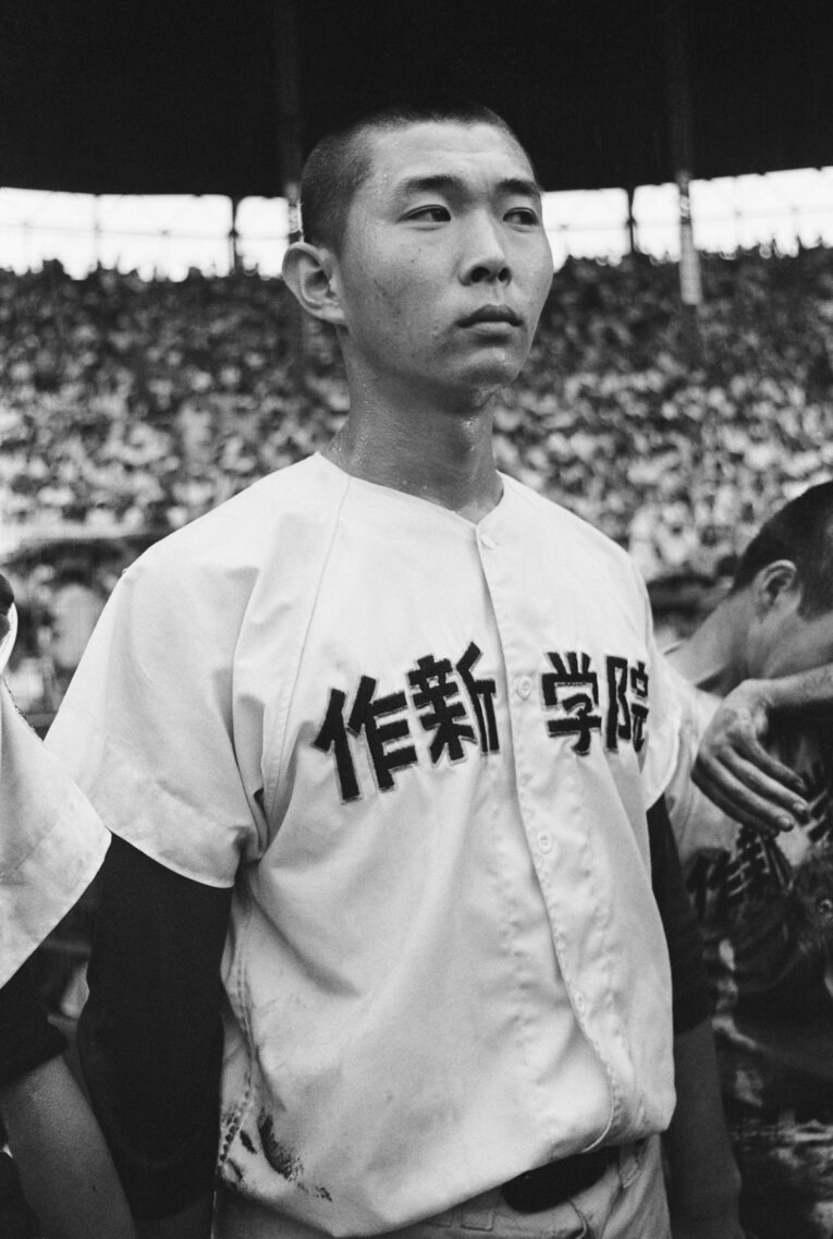 試合後、ベンチ前で銚子商ナインを見つめる江川卓　©JIJI PRESS