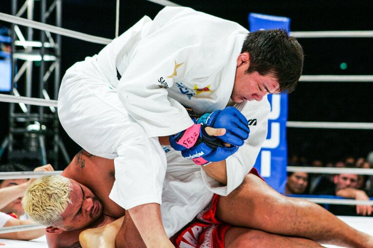 寝技に不慣れなマーク・ハントの腕を狙う吉田秀彦　©Susumu Nagao