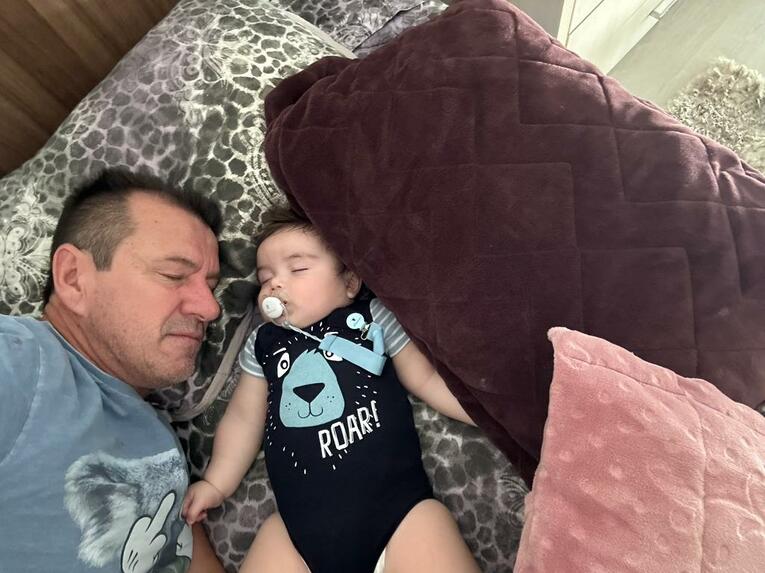 生後8カ月の孫と　※本人提供