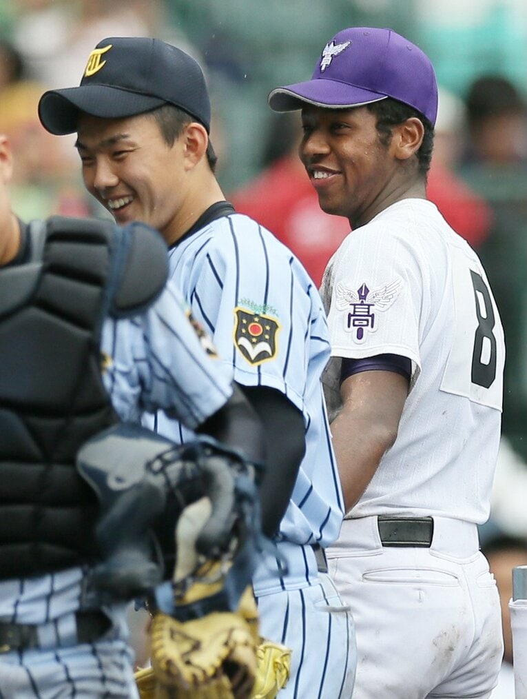 2015年夏の甲子園で小笠原慎之介（東海大相模高）とオコエ瑠偉（関東一）　©JIJI PRESS