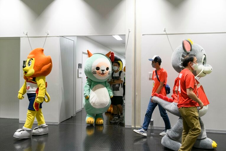 日本陸上競技連盟のマスコットのアスリオン（左）とフキャット　©Hirofumi Kamaya