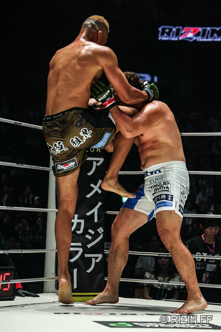 エドポロキングのヒザが上田幹雄の顔面に突き刺さった瞬間（2枚目／全5枚）©RIZIN FF