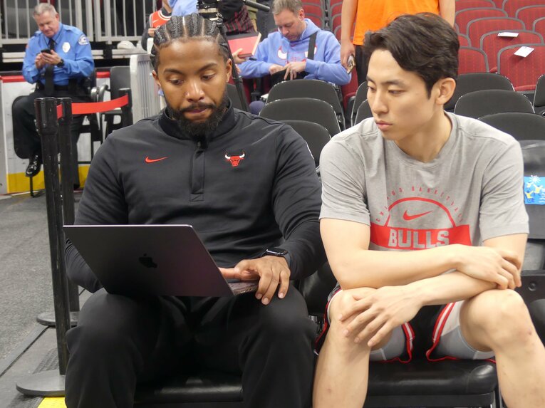 ワークアウトを担当するビデオコーディネーターと戦術を確認する河村（筆者撮影）