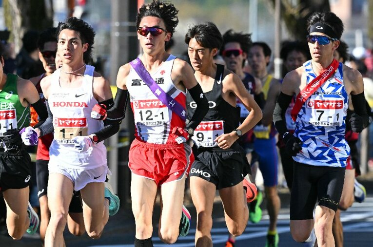 ニュイヤー駅伝1区区間賞を獲得したGMO村山（右から2番目）。先頭集団中ほどで機をうかがっていた　©︎JIJI PRESS