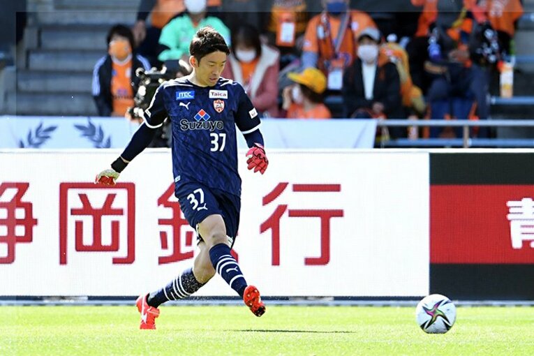 ビルドアップに参加する権田©Getty Images