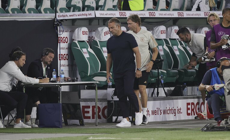 試合終了直後のフリック監督　©DPA/JIJI PRESS