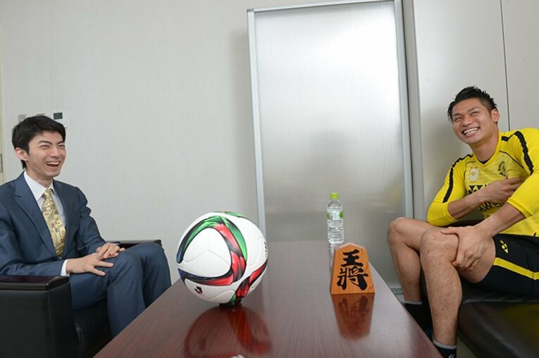 対談した際の中村航輔と中村太地（全3枚中の2枚目）　©Kenji Iimura