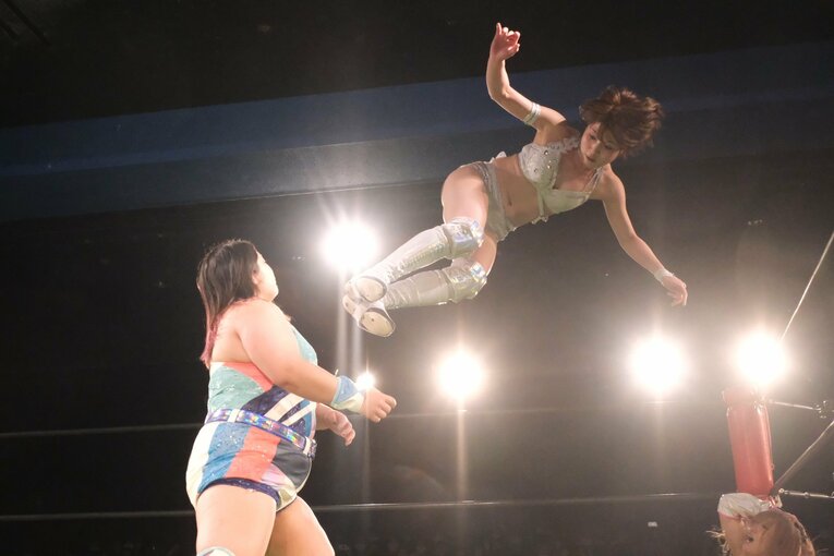 優宇にミサイルキックを決める