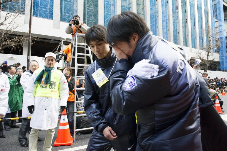 4年時は10区の出迎え。2位でフィニッシュした同級生の冨岡をねぎらう役回りとなった　©Nanae Suzuki