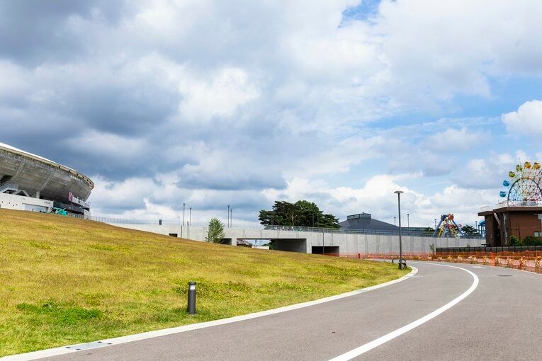 スタジアムの外周道路。かつての競馬場の外周を残したものの可能性が高い