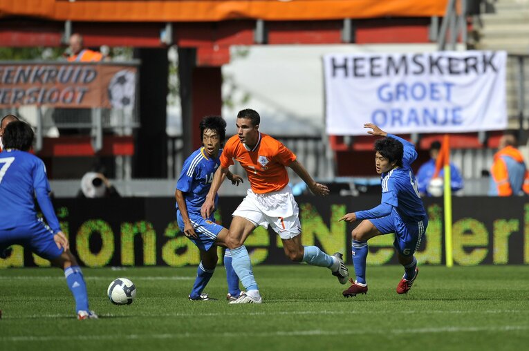 ロビン・ファン・ペルシと対峙する現役時代の中村憲剛氏と内田篤人氏。ともにJFAのロールモデルコーチに任命されており、2023年度にS級ライセンスを受講する　©Sports Graphic Number