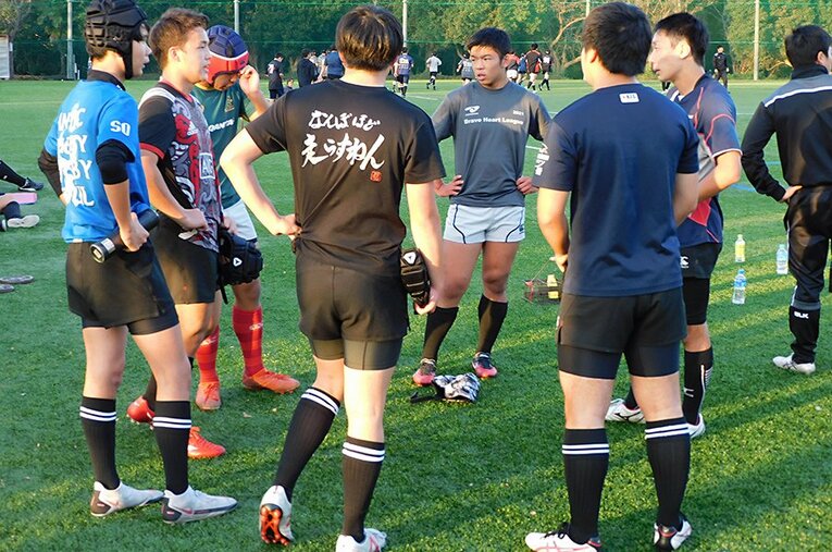 部活で全体練習中の聖光学院ラグビー部。学校生活から彼らの取り組みは独特だ ／ photograph by Jun Aida