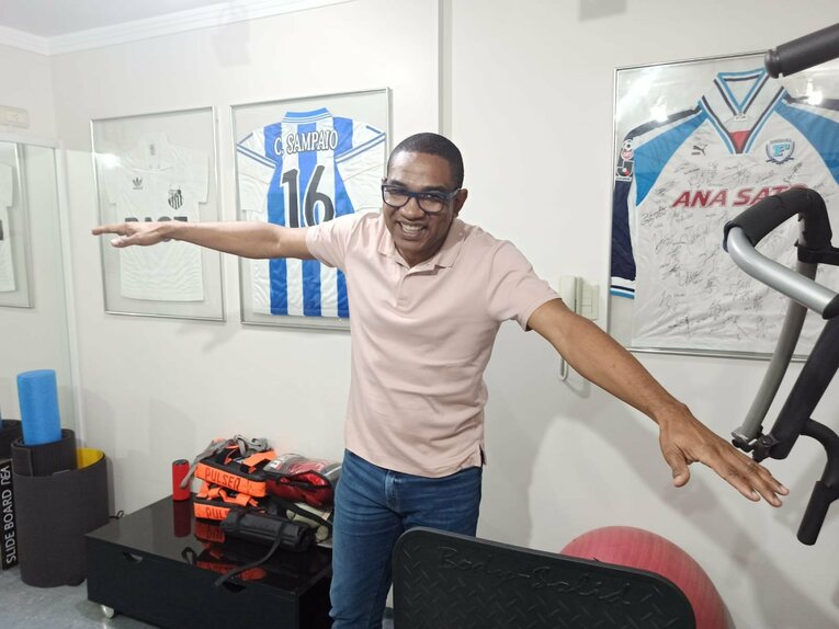 飛行機ポーズも披露してくれた　©Hiroaki Sawada