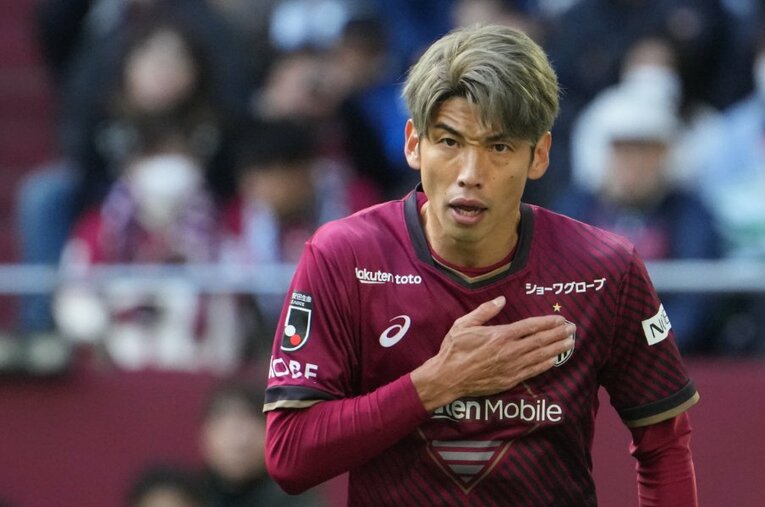 11月25日、J1初優勝を果たしたヴィッセル神戸。1点差に迫られた直後、大迫勇也は自身の胸を強く叩いて佐々木大樹に檄を飛ばした ／ photograph by Masashi Hara