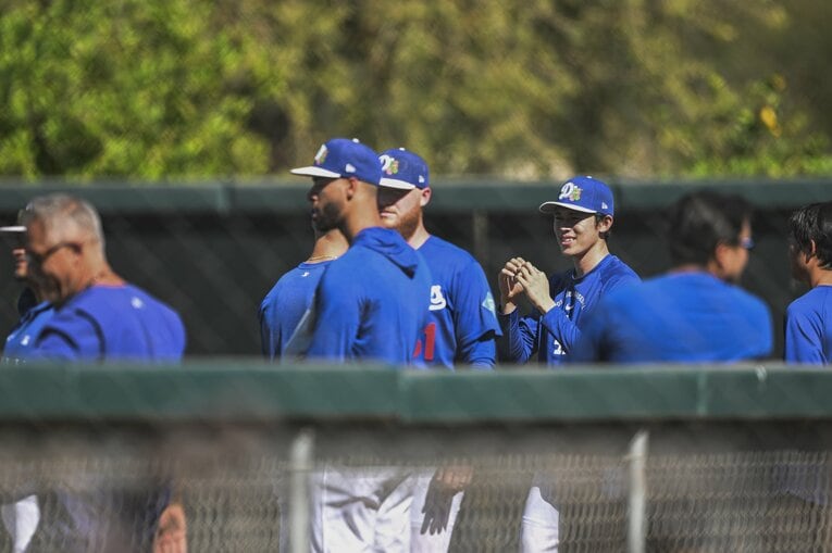 【Number現地撮影：佐々木朗希の最新写真】シーズン開幕に向けた調整を続ける佐々木（写真は右に続きます）　