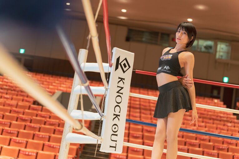 「“ラウンドガール不要論”をどう思う？」人気ラウンドガール・来栖うさこに“グラドル界と格闘技”の関係を聞いてみた〈特別グラビア〉(35)