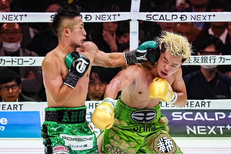 テンプルを打ち抜く井上拓真の左フック　©Susumu Nagao