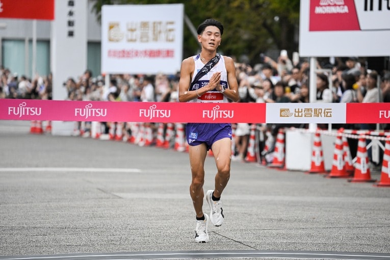 謝るようなしぐさでゴールする駒澤・篠原　©Nanae Suzuki